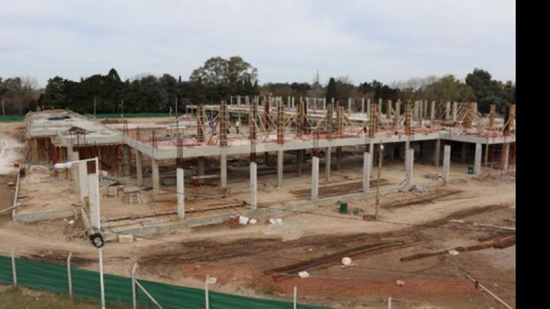 ESQUELETO. Así quedó la obra del hospital, paralizada en 2015..