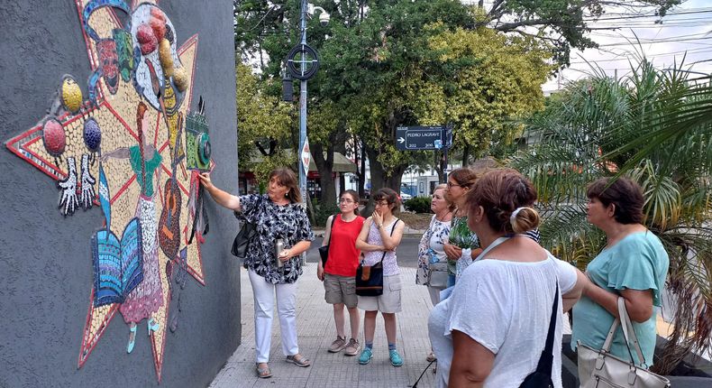 Caminata turística en #Pilar. Recorrimos los murales de la mosaiquista Silvia Kuhn, quien nos contó detalles de cada obra plasmada en nuestro distrito. Luego visitamos el #CascoHistórico y finalizamos el paseo en el Teatro Municipal Ángel Alonso. Pilar Turismo / @PilarTurismo.