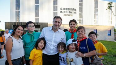 ALEGRÍA EN ASTOLFI. Achával junto a un grupo de chicos y vecinos, durante la inauguración del Club Municipal.