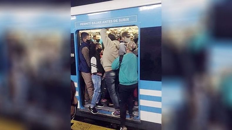 En la app “Reservá tu tren”, el usuario puede elegir si quiere su tren: Lleno, Muy lleno, Explotado... pero el problema son las pizzerías y los bares abiertos después de las 23... Marcelo León. .