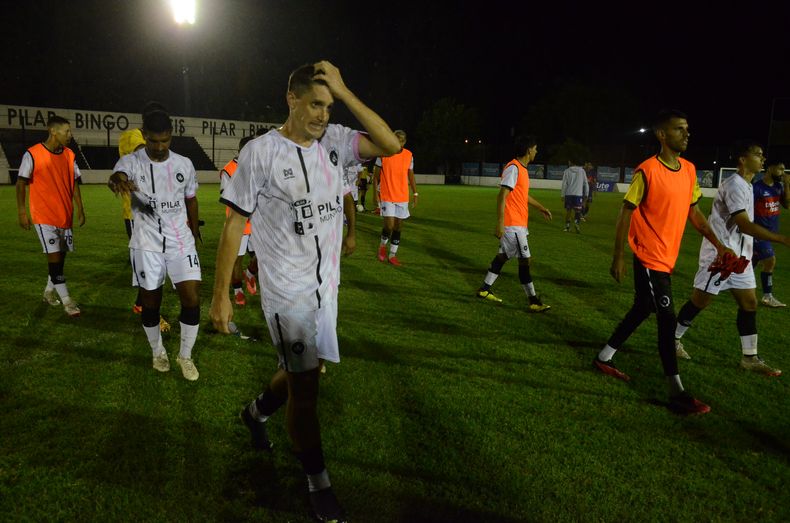FINAL. Los jugadores de Real Pilar se van preocupados. El equipo aún no ganó en el torneo. 