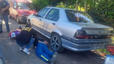 AL PISO. El tercer detenido cayó en Del Viso con el auto desde donde dispararon.