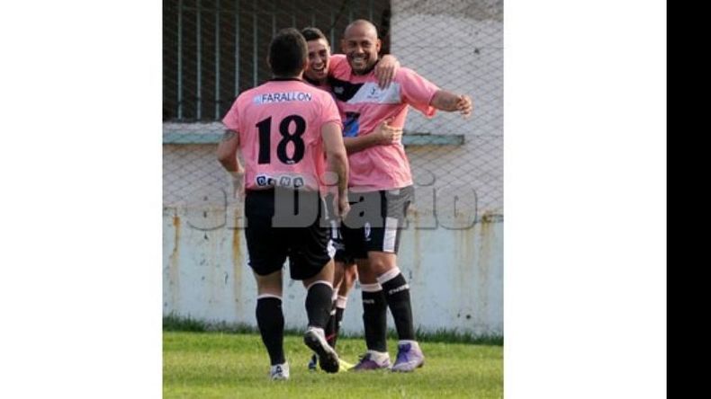 Cóceres se ríe por el golazo que metió. Recibe el abrazo de González y Fonzalida quiere sumarse..