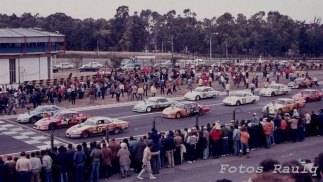 Largada con el sistema 3x2. El Vasco Oyhanart aparece en 3ª fila con el Ford Nº12..