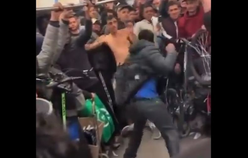 A LAS PIÑAS. La pelea en el tren San Martín fue filmada y se viralizó.
