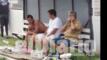 Todo como era entonces. César Mansilla (der.), en el estadio viendo, el amistoso de ayer con Sportivo..