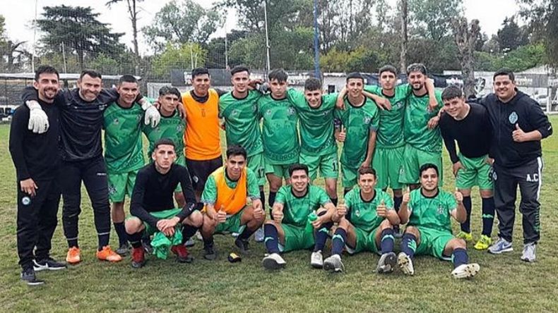 FELICIDAD. Los chicos de Ferro se ilusionan con la corona de la categoría..