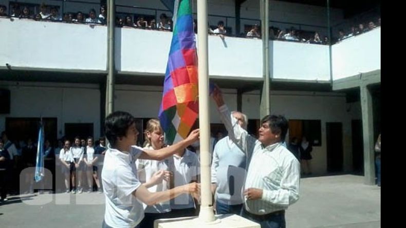 La bandera de los pueblos originarios, izada por primera vez en una escuela..