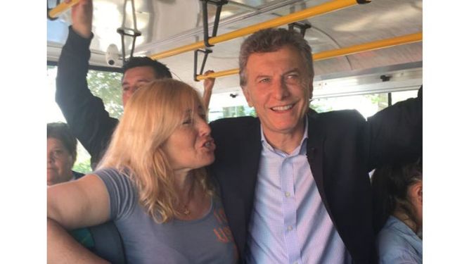 VELOZ. Macri realizó una breve recorrida por Santa Ana..
