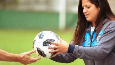 RECORRIDO. Sabrina Afriol ya lleva seis años trabajando con planteles profesionales de fútbol. .