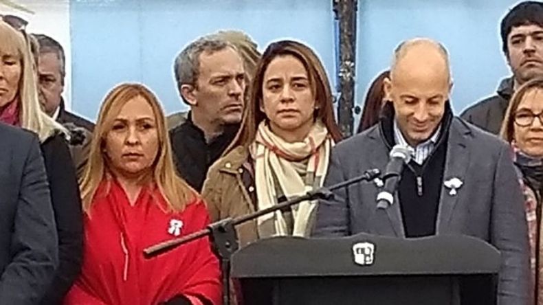 DUDAS. Ducoté defendió las contrataciones de ONG que firmó Ferraro (Izq.) .