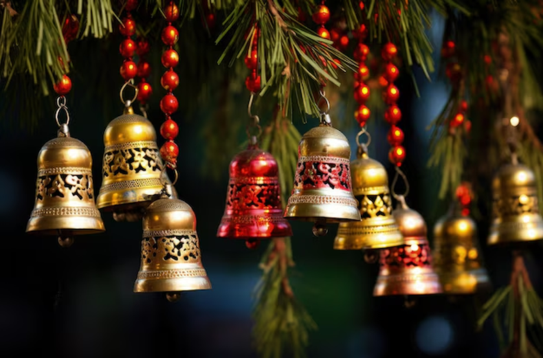 Campanas en el árbol de Navidad. (freepik.es)..png