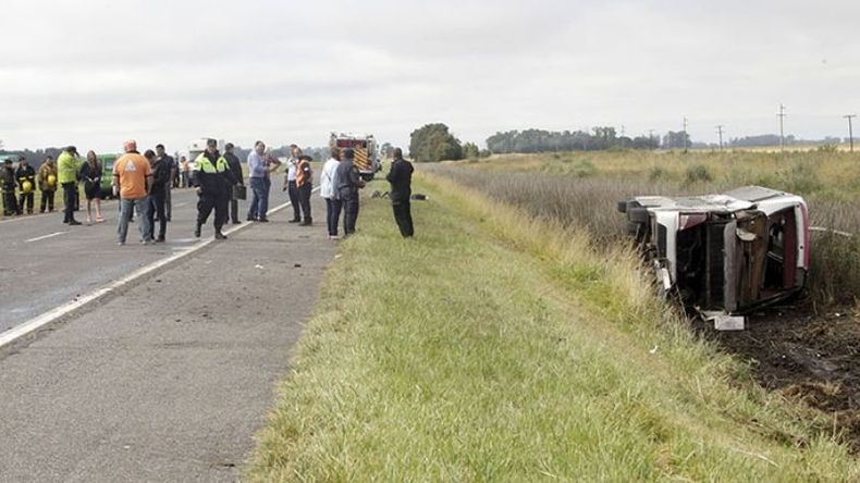 LODAZAL. Ahí terminó el micro de Ruta Atlántica. Habría mordido la banquina. .