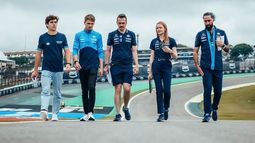 RECORRIDA. Franco camina la pista junto al piloto Sargeant y el equipo Williams.