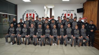 PLANTEL. Atlético Pilar presentó a sus jugadores para el Torneo Clausura.