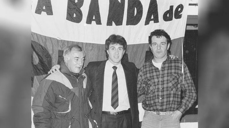 El Beto Alonso, visitante asiduo de la ciudad, posa junto a dos fanáticos: José Ademar Bacci y “el Gaucho” Bucena. La foto es de 1994..