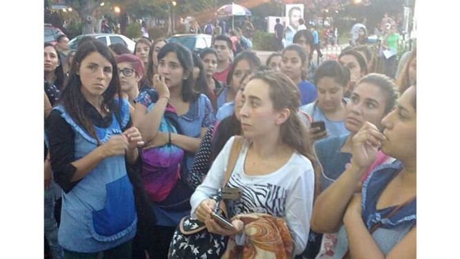 PROTESTA. Los alumnos reclamaron que las puertas se mantengan abiertas..