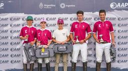 COPA DE PLATA. La formación de Pilarchico posa con sus premios. COPA DE PLATA. La formación de Pilarchico posa con sus premios.