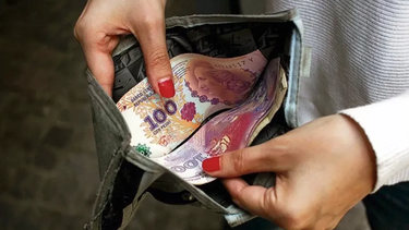 Un estudio reveló que desde fines de 2023 se perdieron más de 200 mil empleos privados formales y que el salario mínimo perdió casi 40% de poder adquisitivo.