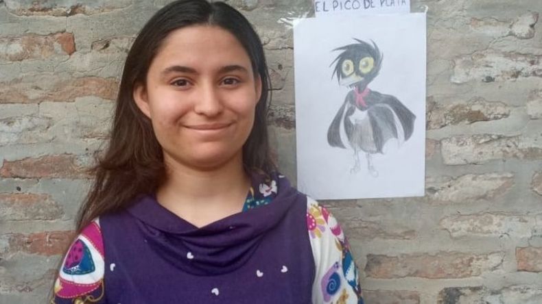 Rocío con su creación..