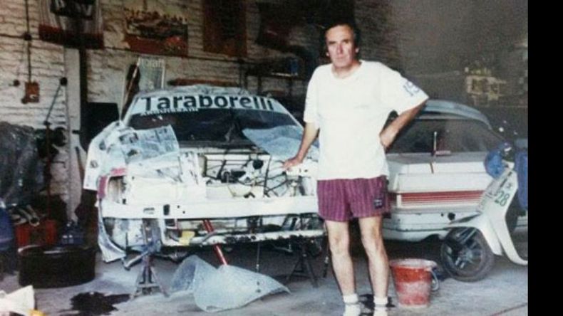 EN EL TALLER. Juan Pozniak, con uno de sus autos de carrera que preparaba..