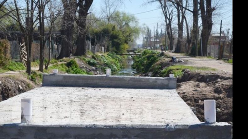 El puente fue construido sobre el arroyo Santa Águeda..