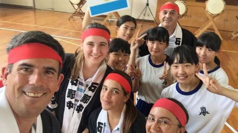 Selfie mundial. Macarena Aguilera (2ª en la foto) ya está en Japón para debutar hoy en el Mundial Juvenil, que Argentina jugará por primera vez. La pilarense posa junto al resto de la delegación nacional, luego que el sábado visitará una escuela pública donde los alumnos demostraron las técnicas del Kendo. Ese mismo día, practicaron 9 hoyos y el domingo hicieron el Am Am, en el Chunkyo Golf Club’s Ishino Course..