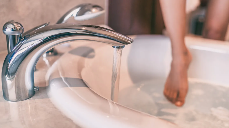 El baño con sal y vinagre tiene muchos beneficios. (wemystic.es)..webp