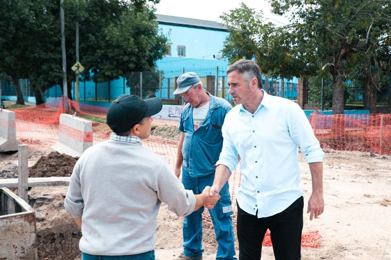 ACHÁVAL RECORRIÓ LAS OBRAS. Consideró que mejorarán la calidad de vida de las vecinas y vecinos.&nbsp;