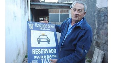 CARTEL. La empresa que hace la obra, lo arrancó, Luis lo conserva..