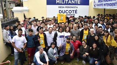JUVENTUD. Ducoté en el medio de jóvenes que apoyan su candidatura..