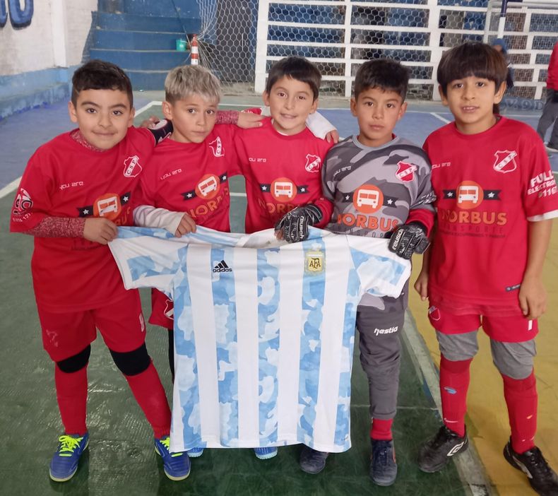 QUINTETO. Con un jugador menos, la 2015 ganó 2-1 ante 9 de Julio.