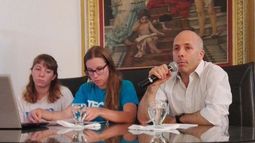 Ducoté junto al equipo de TECHO, durante la presentación del relevamiento, esta tarde en la Municipalidad..