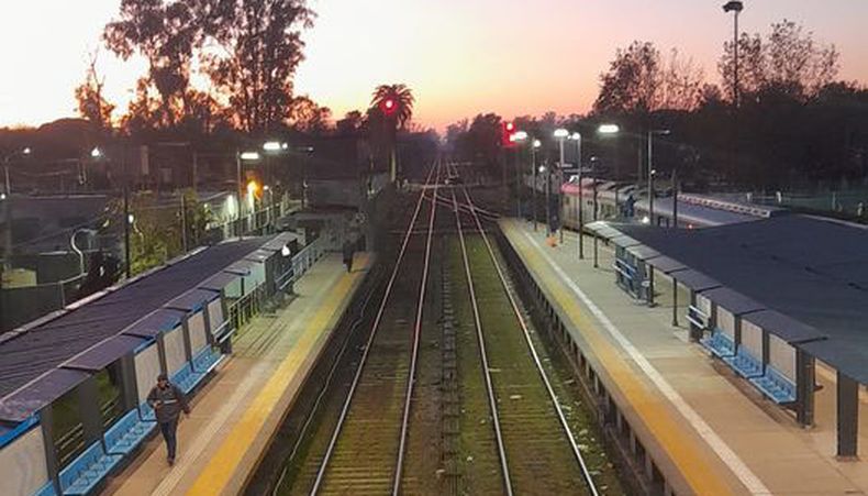 Estación de Pilar. USUARIOS TREN SAN MARTIN / Leonardo Elias Duarte Paz.