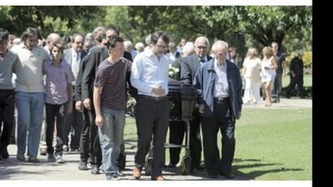 DESPEDIDA. La escena, ayer, en el cementerio de Malvinas..