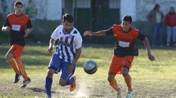 PELADO. Javier Cejas lucha la pelota con un rival; San Alejo le robó un punto a La Catedral..