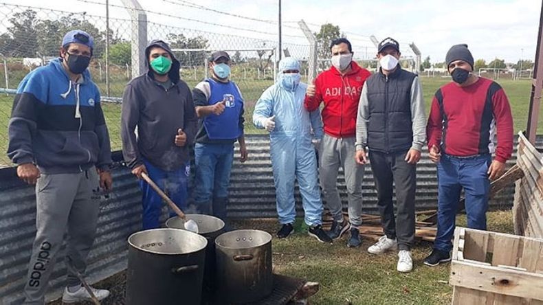 MANOS A LA OBRA. Los dirigentes de Flecha Azul ya tienen lista la comida..