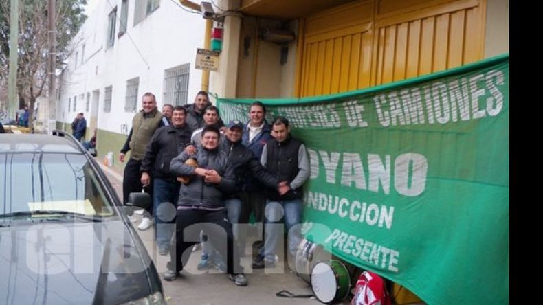 Trabajadores protestan frente a la sede de la empresa Prosegur, ayer en Pilar..