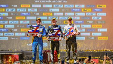 BUENA COSECHA. Rossi en el podio de San Juan junto a Vivian y Carabajal. BUENA COSECHA. Rossi en el podio de San Juan junto a Vivian y Carabajal.