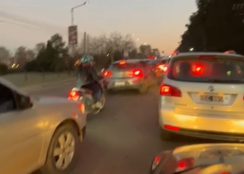 PARADOS. El tránsito está demorado en el acceso a Presidente Derqui.