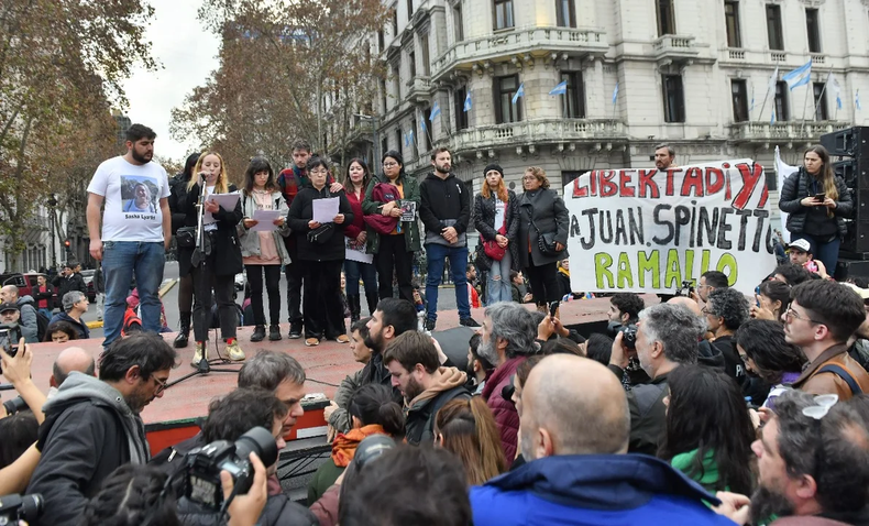 RECLAMO. Protesta frente a Casa Rosada por los detenidos en los incidentes del Congreso la semana pasada.