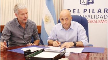 FIRMA. Ducoté suscribió el acuerdo con el Decano de la FADU, Luis Bruno..