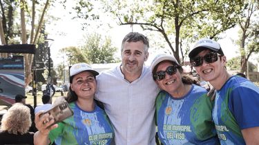ENCUENTRO. Achával anunció las obras a los vecinos en el Paseo Del Viso.