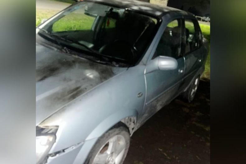El auto incendiado por el adolescente sufrió daños en un 50%.