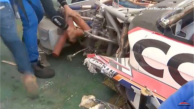 SIN RUEDA. Así llegó al box el Ford de Rossi, tras el choque de la 2ª vuelta..