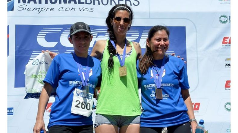 TODAS LAS CHICAS. El podio de los 10K femenino con Raquel Casanova, Fabiana Macariz y Lorena Ocampo..