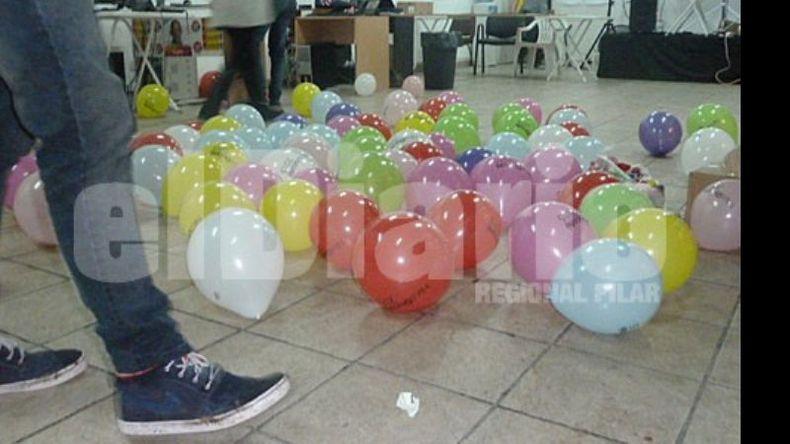 A las 18 recién estaba terminando el horario de votación, pero en el bunker de Ducoté comenzaron de inmediato a decorar el lugar con una estética bien Pro, en la que los globos forman un papel fundamental. Eso sí: se pinchaban con facilidad….