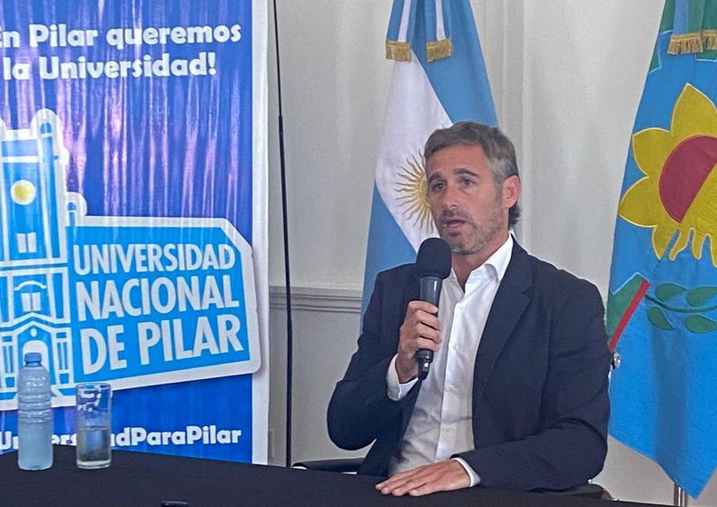 QUEREMOS LA UNIVERSIDAD. Achával durante la conferencia de prensa de este mediodía, en el Palacio Municipal.&nbsp;