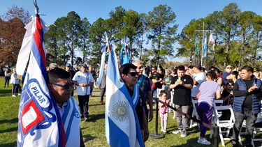 GLORIA Y HONOR. Sobrevivientes del Belgrano encabezaron la entrada al acto.