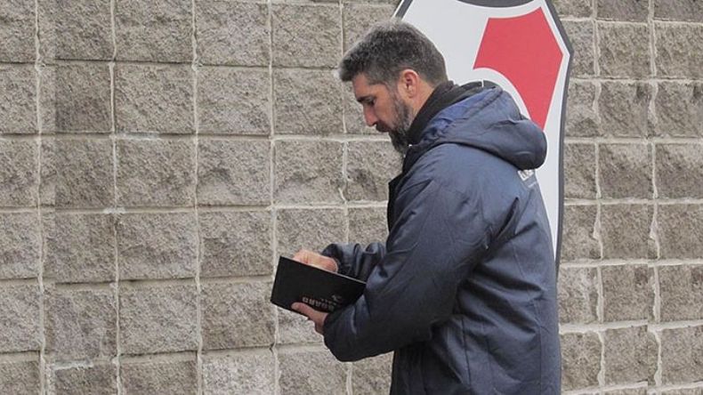 TOMA NOTA. Arrotea anota lo positivo y negativo que mostró Real ante River..